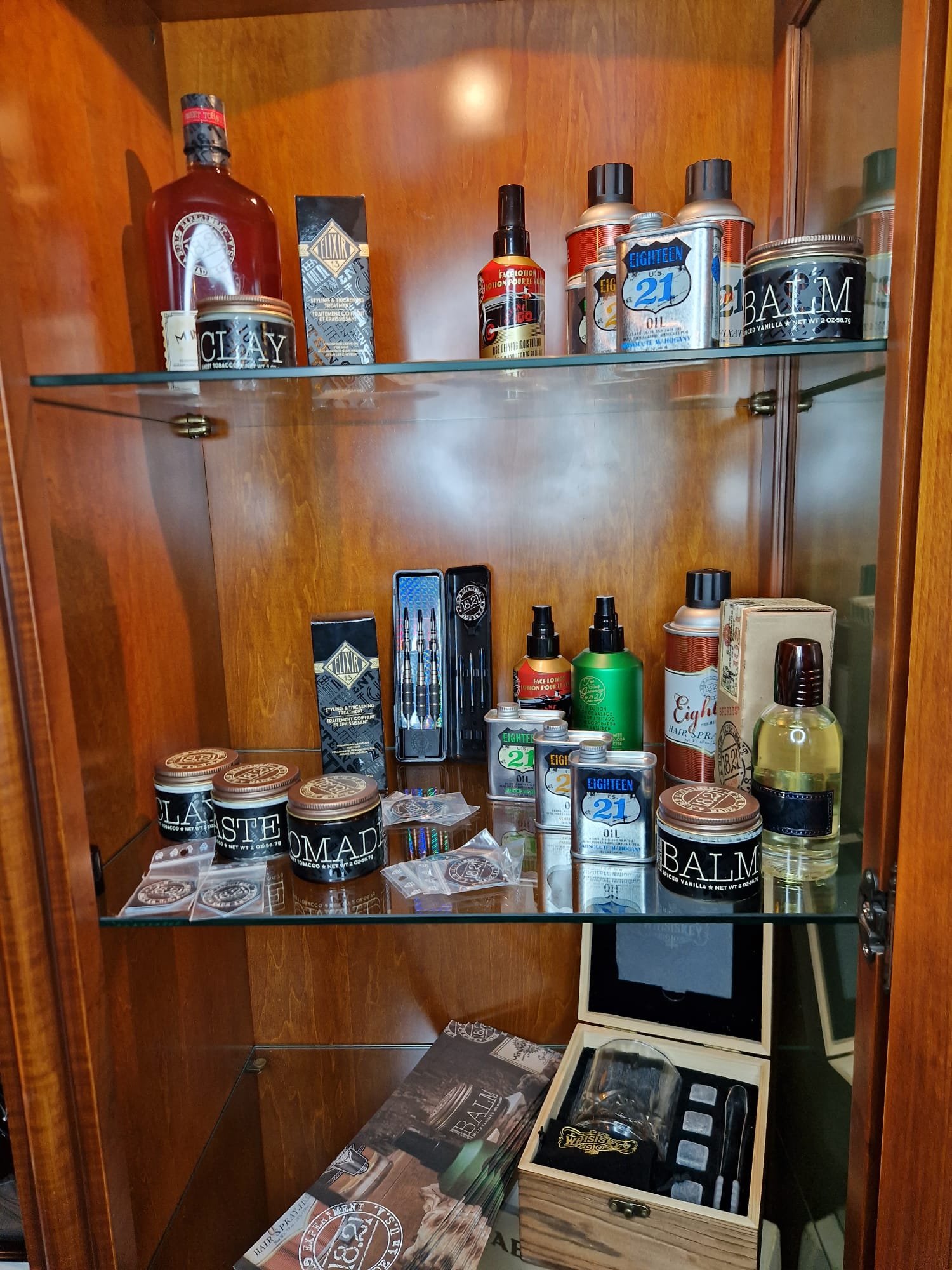 Vitrine met stylingproducten: balms, olies en pomades